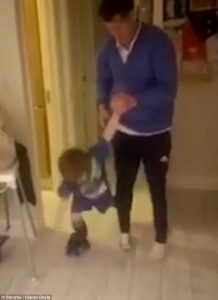 Προσπαθεί να συνηθίσει τα πατίνια αλλά δυσκολεύεται (video)