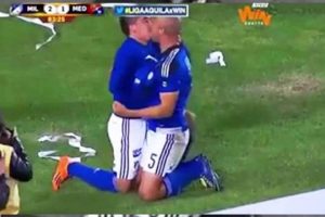 Γκολ και… φιλί στο στόμα (video)