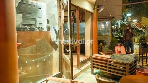 Χαμός στην Καλαμαριά: Οπαδοί τα έκαναν γυαλιά-καρφιά σε μπαρ (photos+video)