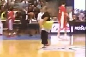 Βγήκε γυμνός στο παρκέ και χόρευε (videos)