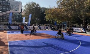 Η Πλατεία Συντάγματος μεταμορφώθηκε σε γήπεδο μπάσκετ από τον ΟΠΑΠ για το «2ο Ηοpe Streetball» της ΟΣΕΚΑ