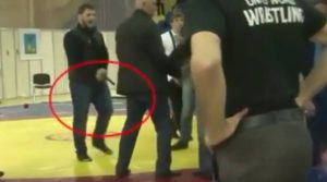 Σωματοφύλακας παλαιστή έβγαλε όπλο γιατί ο μικρός δεν ήξερε να χάνει (video)
