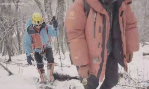 Συγκλονίζει ο τυφλός ορειβάτης που ανέβηκε στο Έβερεστ (video)