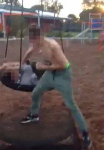 Βίντεο: Ξυλοκοπούν ανήλικο αυτιστικό αγόρι την ώρα που ήταν στην παιδική χαρά