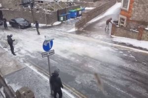 Ο δρόμος πάγωσε και μετατράπηκε σε πίστα πατινάζ… Απίστευτες εικόνες (video)