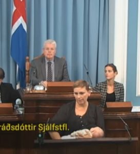 Ισλανδή βουλευτής ανέβηκε στο βήμα της Βουλής με το μωρό της στο στήθος της (vid)