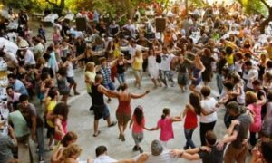 Λωλάθηκε… Δείτε τι έκανε ο τραγουδιστής σε πανηγύρι στη Σύρο