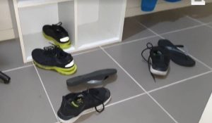 Πήγε να φορέσει τα παπούτσια του και έπαθε το σοκ της ζωής του! Τι κρυβόταν μέσα; (video)