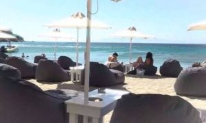 «Φωτιά» οι τιμές για ένα μπάνιο σε οργανωμένες παραλίες… (vid)