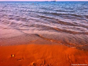 Αυτή είναι η πιο ξεχωριστή παραλία της Ελλάδας! Έχει πορτοκαλί άμμο! (photos)