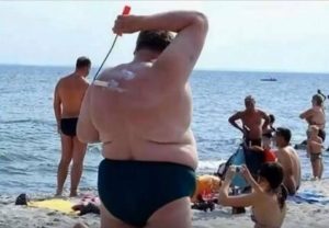 Φωτογραφίες σε παραλίες τραβηγμένες την πιο… κακή στιγμή (video)