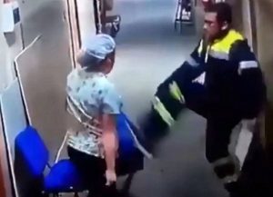 Σοκαριστικό βίντεο: Νοσηλευτής κλωτσά έγκυο στην κοιλιά (video)
