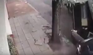 Οδηγός φορτηγού πήρε… παραμάζωμα σταθμευμένα αυτοκίνητα (video)