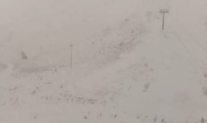 Live Cam: Ολα άσπρα στον Παρνασσό. Γεμίζει χιόνι το χιονοδρομικό κέντρο