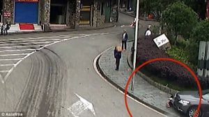 Αυτοκίνητο περνάει πάνω από παιδί που παίζει χωρίς να το καταλάβει (video)