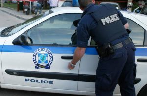 Επεσε από τον 4ο όροφο, προσγειώθηκε πάνω σε αστυνομικό αυτοκίνητο και… σώθηκε