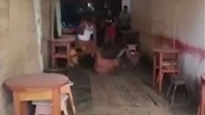 Τον τσάκωσε να πίνει με 3 γυναίκες και τον άρχισε στις… καρεκλιές! (video)