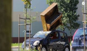 Πήγε να πάρει το αυτοκίνητο του και βρήκε ένα πιάνο πάνω (vid)