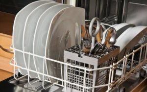 Βάζει για πλύσιμο τα πιάτα στο πλυντήριο. Αυτό που θα δείτε θα σας τρελάνει (video)