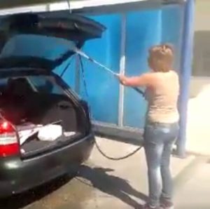 Αυτό είναι πλύσιμο… Μέσα – έξω, κυριολεκτικά (video)