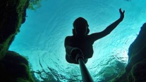 Σε αυτή την θαλάσσια τρύπα ελάχιστοι τολμούν να βουτήξουν… (video)
