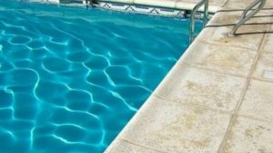 Αηδία: Τουρίστρια ξυρίζει τα πόδια της μέσα σε πισίνα! (video)