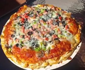 Πίτσα κόλαση με… γέμιση από Cheeseburger (video)