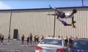 Κασκαντέρ πηδάνε πάνω από τρία αυτοκίνητα (vid)
