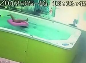 Παιδί παραλίγο να πνιγεί σε πισίνα μέσα σε σωσίβιο (video)