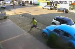 Σώθηκε από θαύμα… και το έβαλε στα πόδια (vid)