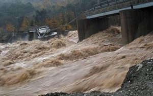 Σε κατάσταση έκτακτης ανάγκης η Άρτα – Εκκενώνονται χωριά