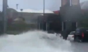 Απίστευτο! Ήθελε να φάει μπέργκερ αλλά είχαν πλημμυρίσει οι δρόμοι – Δεν φαντάζεστε πώς πήγε στο μαγαζί (video)