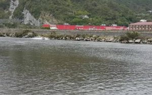 Επικό ατύχημα με ταχύπλοο… Καρφώθηκε πάνω σε στύλο μέσα στη θάλασσα (video)