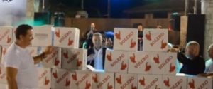 Ναυπακτία: Έφτιαξαν τείχος από σαμπάνια για να εμφανιστεί ο τραγουδιστής