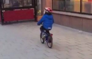 Ο πιτσιρικάς κάνει ποδήλατο και χαζεύει… ακατάλληλο θέαμα! Δείτε πού θα καταλήξει (Video)
