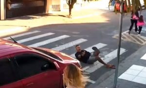 Ληστής απείλησε με όπλο μητέρα και παιδί! Σε δευτερόλεπτα βρέθηκε στο έδαφος (video)