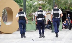 Η απίστευτη κίνηση των αστυνομικών για όσους είναι κλεισμένοι στην καραντίνα (video)