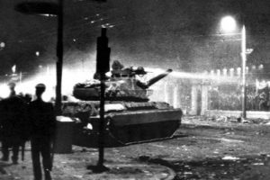 «Εδώ Πολυτεχνείο»: Ποιος είναι ο εκφωνητής της επικής φράσης (videos)