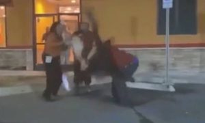 Απίστευτο! Υπάλληλος εστιατορίου πλάκωσε στο ξύλο πελάτισσα για το λογαριασμό (photos+videos)