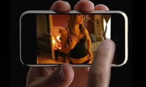 Προσοχή! Η είδηση που πρέπει να διαβάσουν όλοι όσοι βλέπουν πορνό στο κινητό (video)