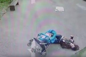 Μητέρα σπρώχνει το καρότσι δευτερόλεπτα πριν ένα βαρύ αντικείμενο πέσει στο κεφάλι της (video)