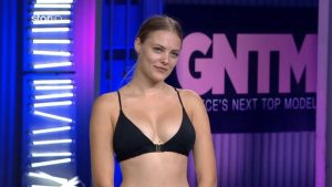 GNTM: Πήγε με… ψεύτικες βλεφαρίδες και κέρδισε τους κριτές (video)