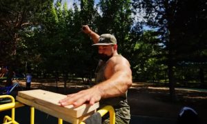 Τρομερές εικόνες – Δεν φαντάζεστε τι καρφώνει αυτός ο άνδρας με το χέρι του (videos)