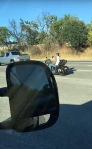 Κούρσα… θανάτου για έναν οδηγό μηχανής (video)
