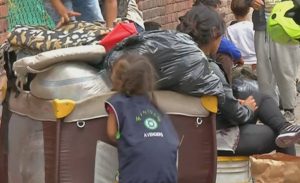 Ταλαιπωρημένες μητέρες με τα παιδιά τους εκλιπαρούν για καταφύγιο… (video)