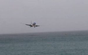 Σχεδόν ένα με τη θάλασσα! Αεροσκάφος επιχειρεί να προσγειωθεί χωρίς επιτυχία (video)