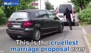 Πρόταση γάμου μέσω… αντιτρομοκρατικής (Video)
