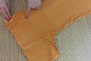 Πήρε μια παλιά μπλούζα κι ένα ψαλίδι. Αυτό που έφτιαξε θα το κάνετε αμέσως (video)