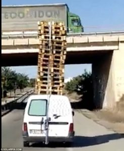 Μετέφερε παλέτες σε ένα μικρό φορτηγό προκαλώντας χάος (video)