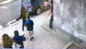 Ηρωίδα σώζει παιδί δευτερόλεπτα πριν αυτοκίνητο πέσει πάνω τους (vid)
